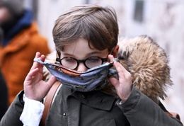 Sinds 6 december 2021 moeten kinderen vanaf 6 jaar ook een mondmasker dragen op school en waar het verplicht is voor volwassenen
